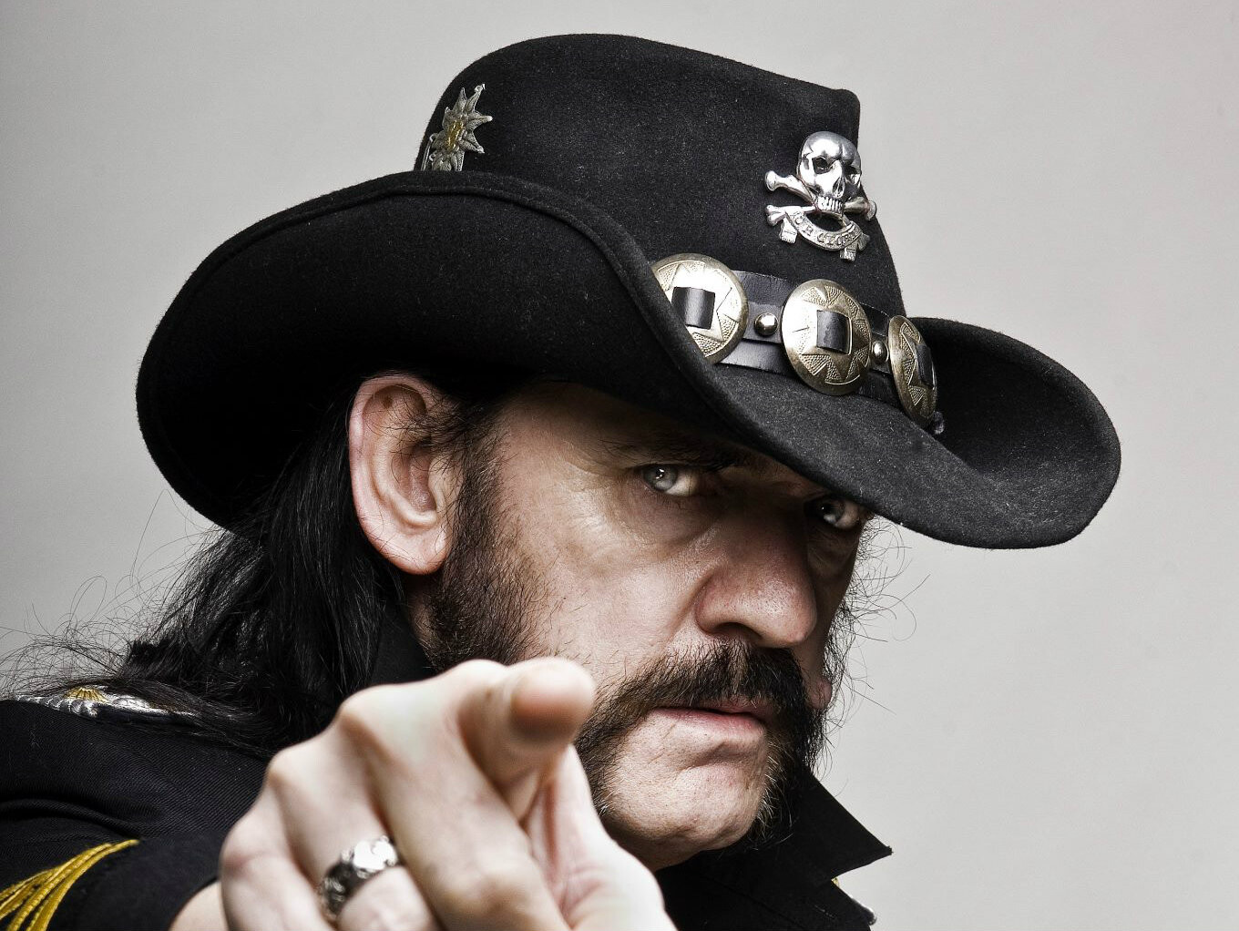Lemmy Kilminster in black stetson hat pointing at the viewer.