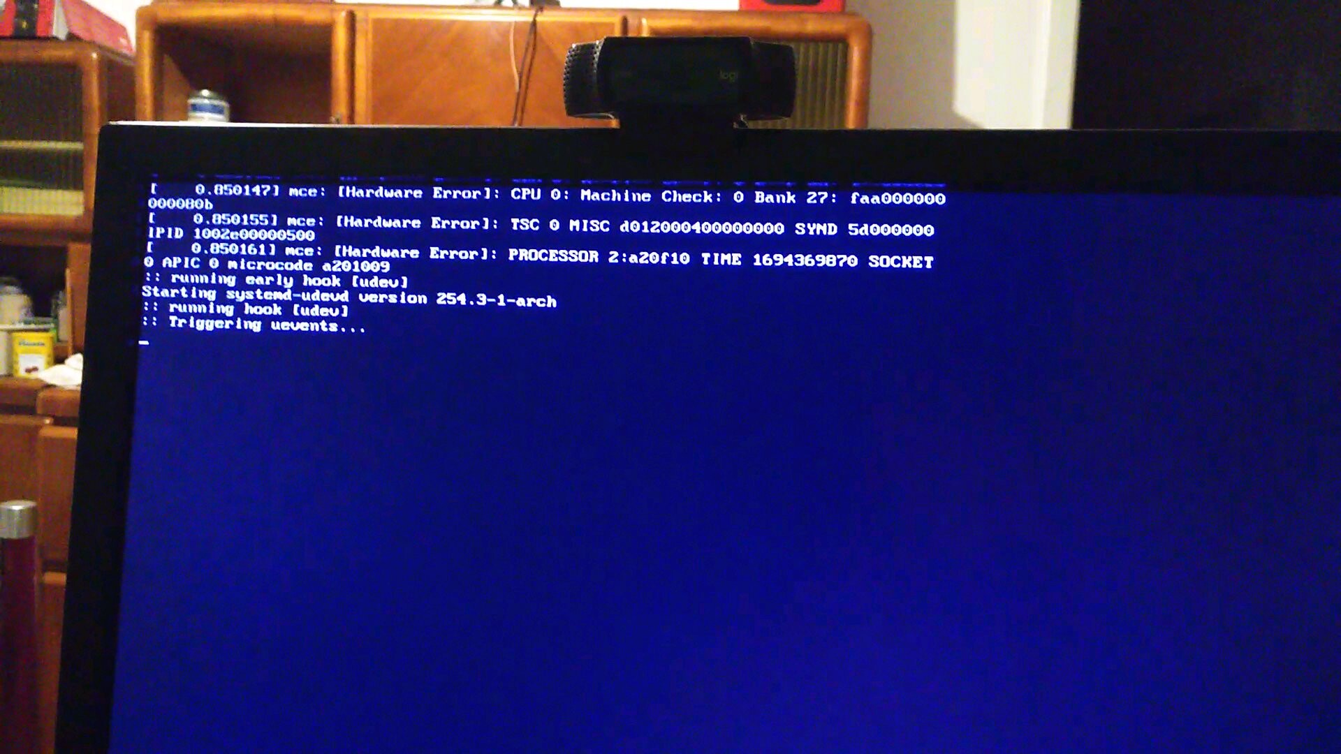 Hardware error CPU 0 Machine Check 0 Bank 27 faa0000000

Hardware error TSC 0 MISC

Hardware error Processor... Time... Socket

SystemD starts but crashes instantly 