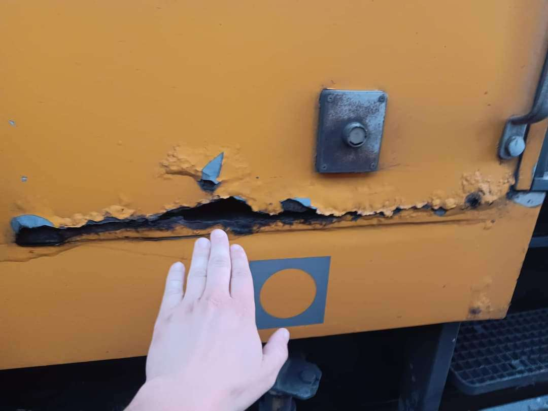 Szpara na pudle wagonu, w miejscu łączenia burty wagonu i ostoi. Wyrwa ma ok. 40 centymetrów długości. Dla skali obok przyłożono dłoń. Szpara na pudle wagonu, w miejscu łączenia burty wagonu i ostoi. Wyrwa ma ok. 40 centymetrów długości. Dla skali obok przyłożono dłoń.