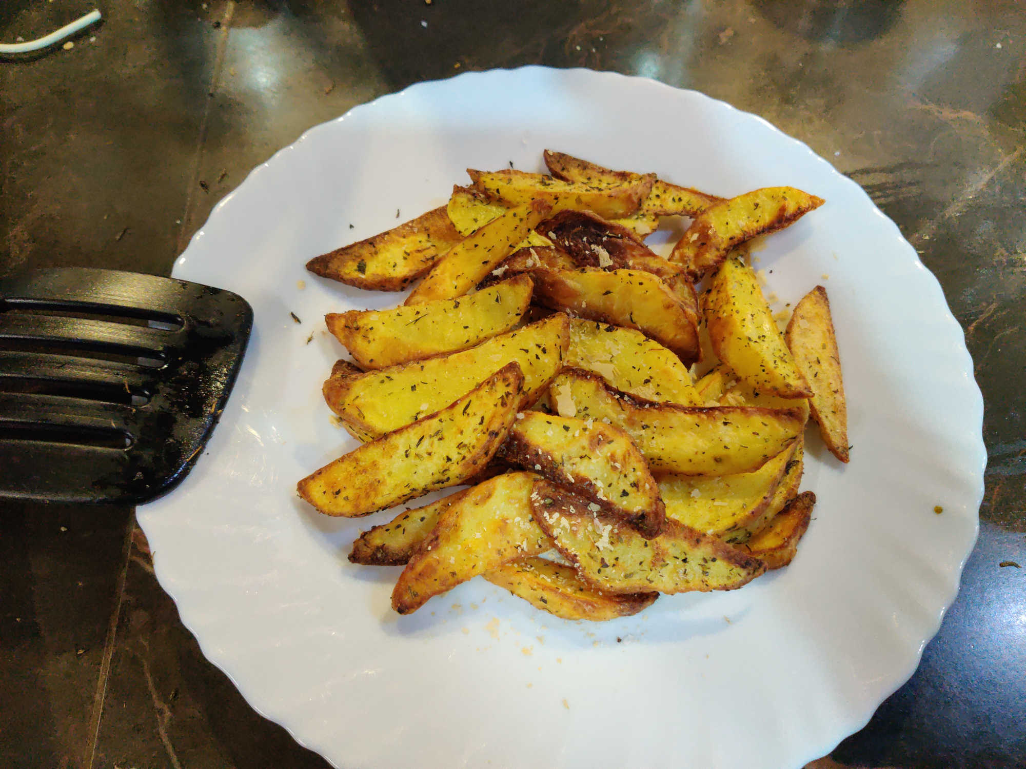a plate of fried potato wedges 