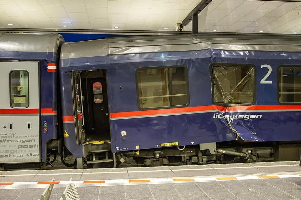 Wagon – jeszcze w malowaniu Kolei Austriackich – po kolizji. Przez całą wysokość wagonu nad wózkiem przechodzi poważne wgniecenie, obniżające dach o kilkanaście centymetrów. Reszta wagonu bez widocznych uszkodzeń. Wagon – jeszcze w malowaniu Kolei Austriackich – po kolizji. Przez całą wysokość wagonu nad wózkiem przechodzi poważne wgniecenie, obniżające dach o kilkanaście centymetrów. Reszta wagonu bez widocznych uszkodzeń.