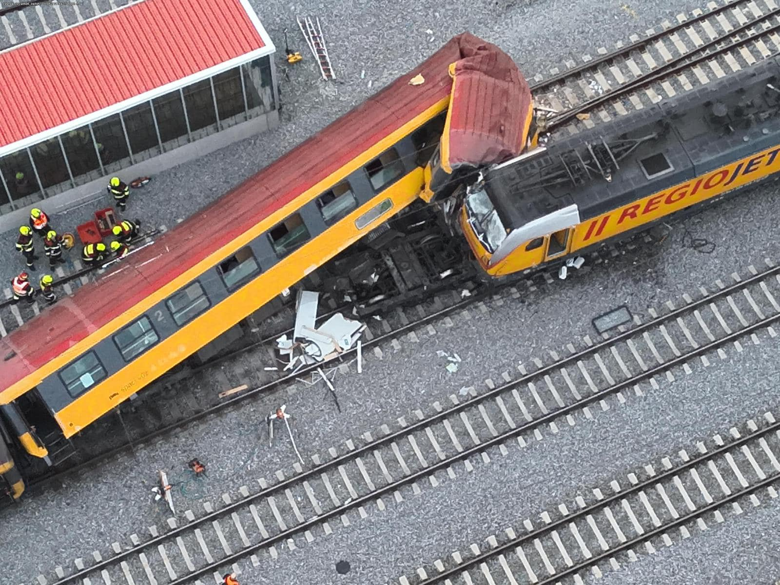 Zdjęcie z lotu ptaka po katastrofie. Pierwszy wagon za lokomotywą złamał się na wysokości pierwszego wózka i odgiął się o około 135 stopni w prawo. Zdjęcie z lotu ptaka po katastrofie. Pierwszy wagon za lokomotywą złamał się na wysokości pierwszego wózka i odgiął się o około 135 stopni w prawo.
