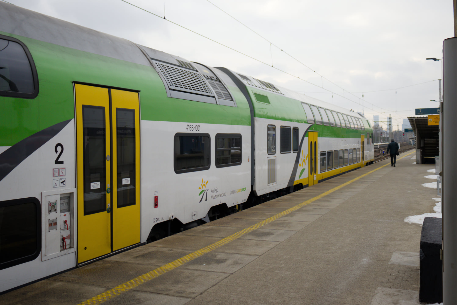 wider picture featuring a Sundeck intermediate car, and a Twindexx control car, with the shape of each being ever so slightly different from the other one, but relatively similar and in the same livery wider picture featuring a Sundeck intermediate car, and a Twindexx control car, with the shape of each being ever so slightly different from the other one, but relatively similar and in the same livery