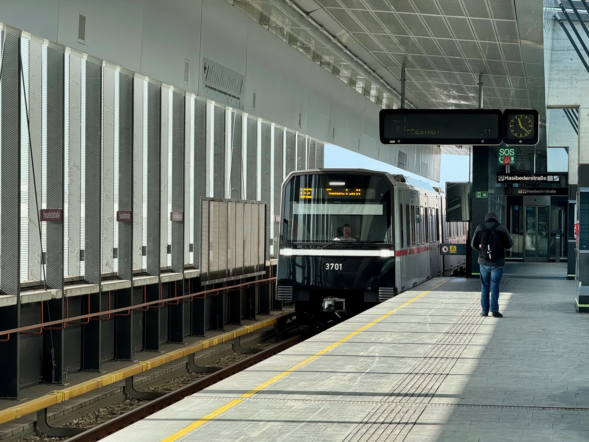 Same train arriving into Hausfeldstraße.