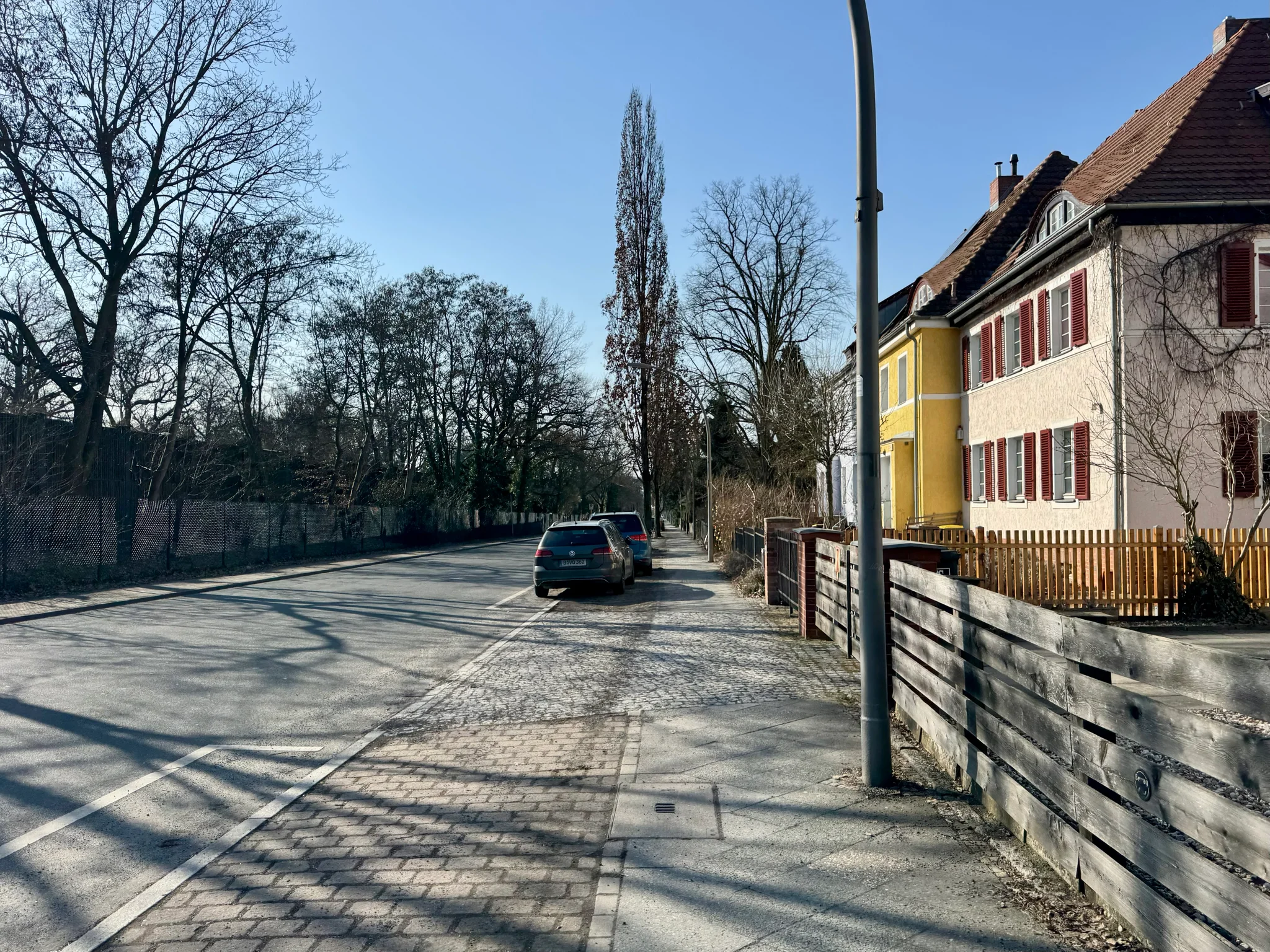 A Berlin residential road with some older housing to the right and the AVUS to the left.