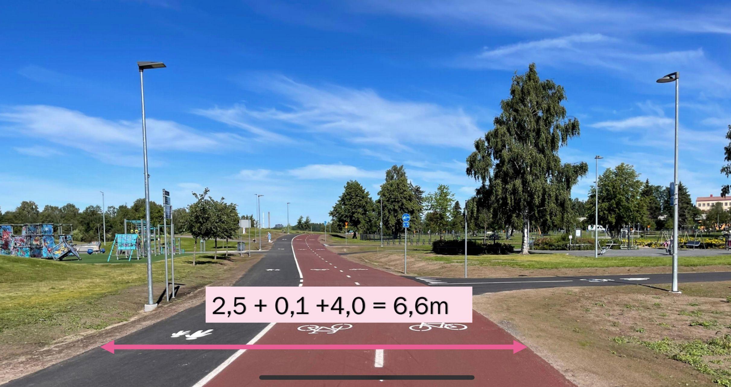 Finlandia, Oulu. Szeroka droga rowerowa (4 m, czerwony asfalt) i chodnik (2,5 m, czarny asfalt) w otoczeniu zieleni, na tle nieba. Obok znajdują się latarnie oraz elementy małej architektury, takie jak plac zabaw. Finlandia, Oulu. Szeroka droga rowerowa (4 m, czerwony asfalt) i chodnik (2,5 m, czarny asfalt) w otoczeniu zieleni, na tle nieba. Obok znajdują się latarnie oraz elementy małej architektury, takie jak plac zabaw.