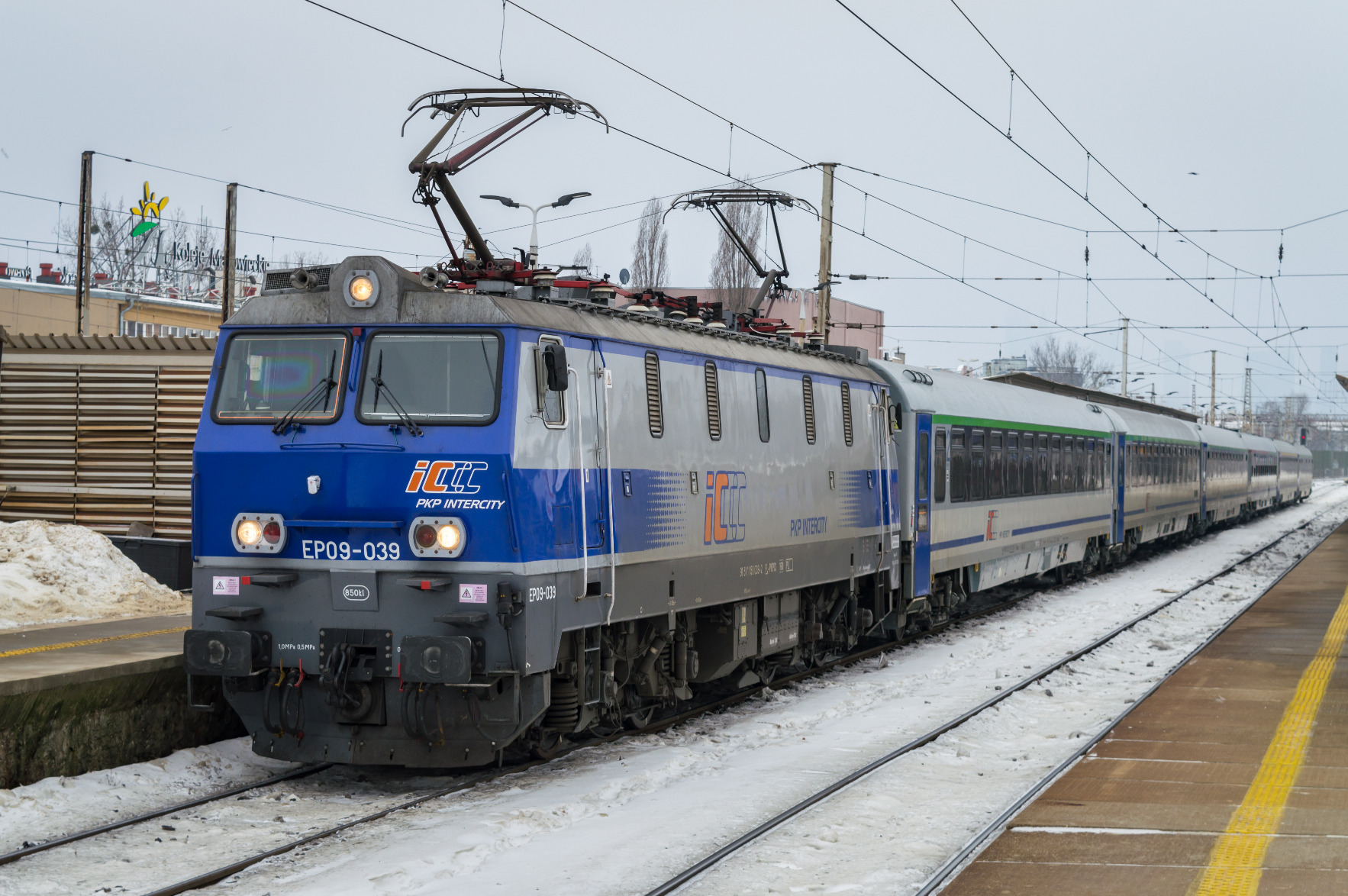 PKP Class EP09 locomotive at Warsaw East station