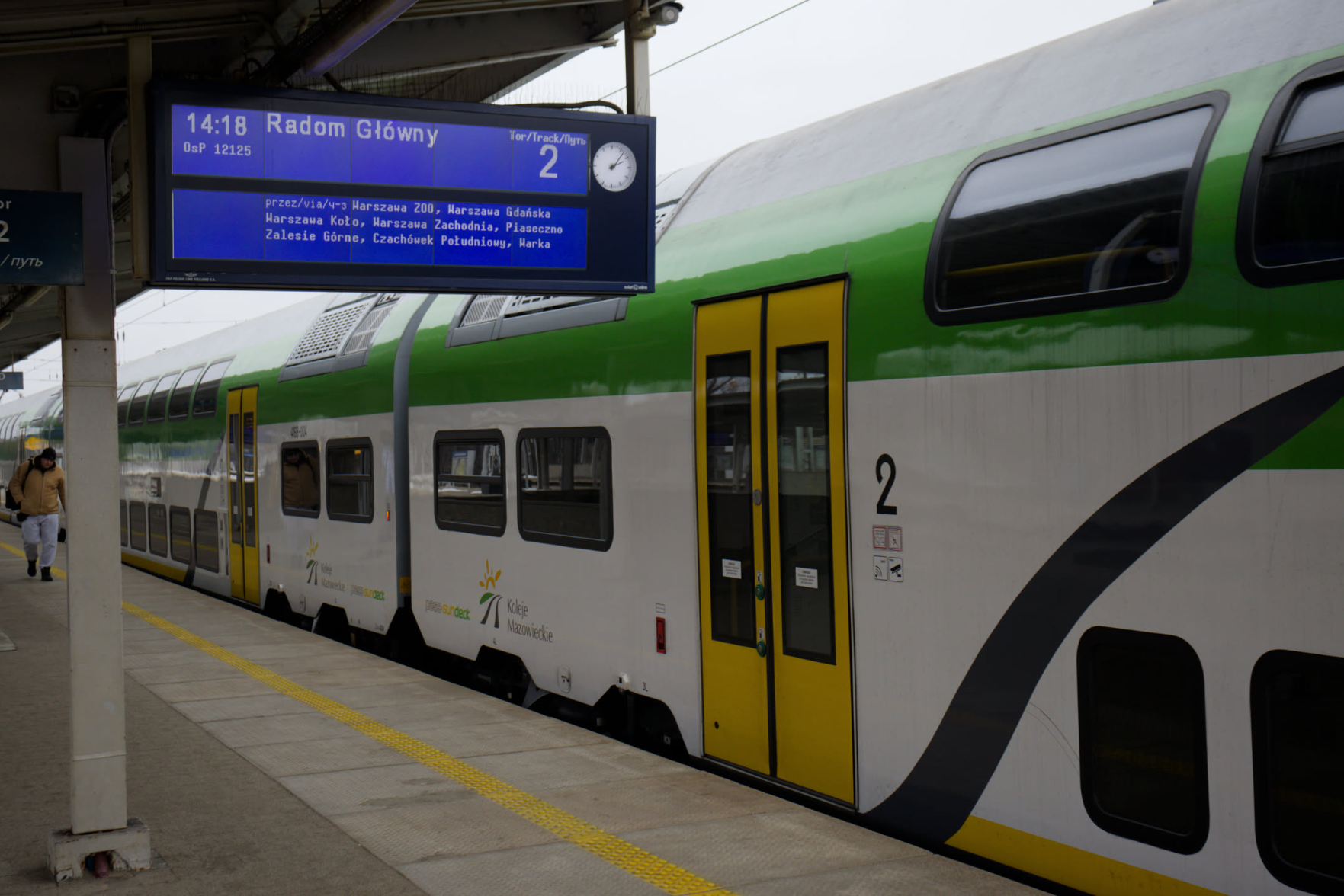 another angle, showing two Sundeck carriages coupled together at Warsaw East, with the passenger information screens showing it's running to Radom Główny another angle, showing two Sundeck carriages coupled together at Warsaw East, with the passenger information screens showing it's running to Radom Główny