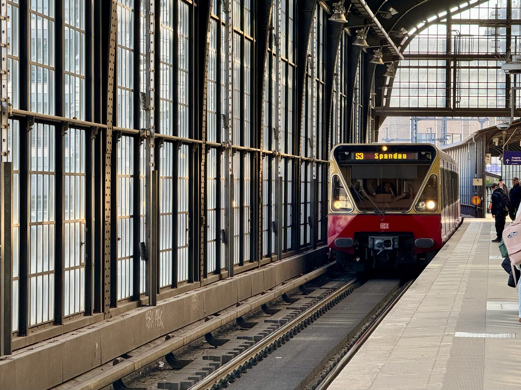A BR 480 with its notable trapeze front design and triangles to its side arriving at Friedrichstraße high level.