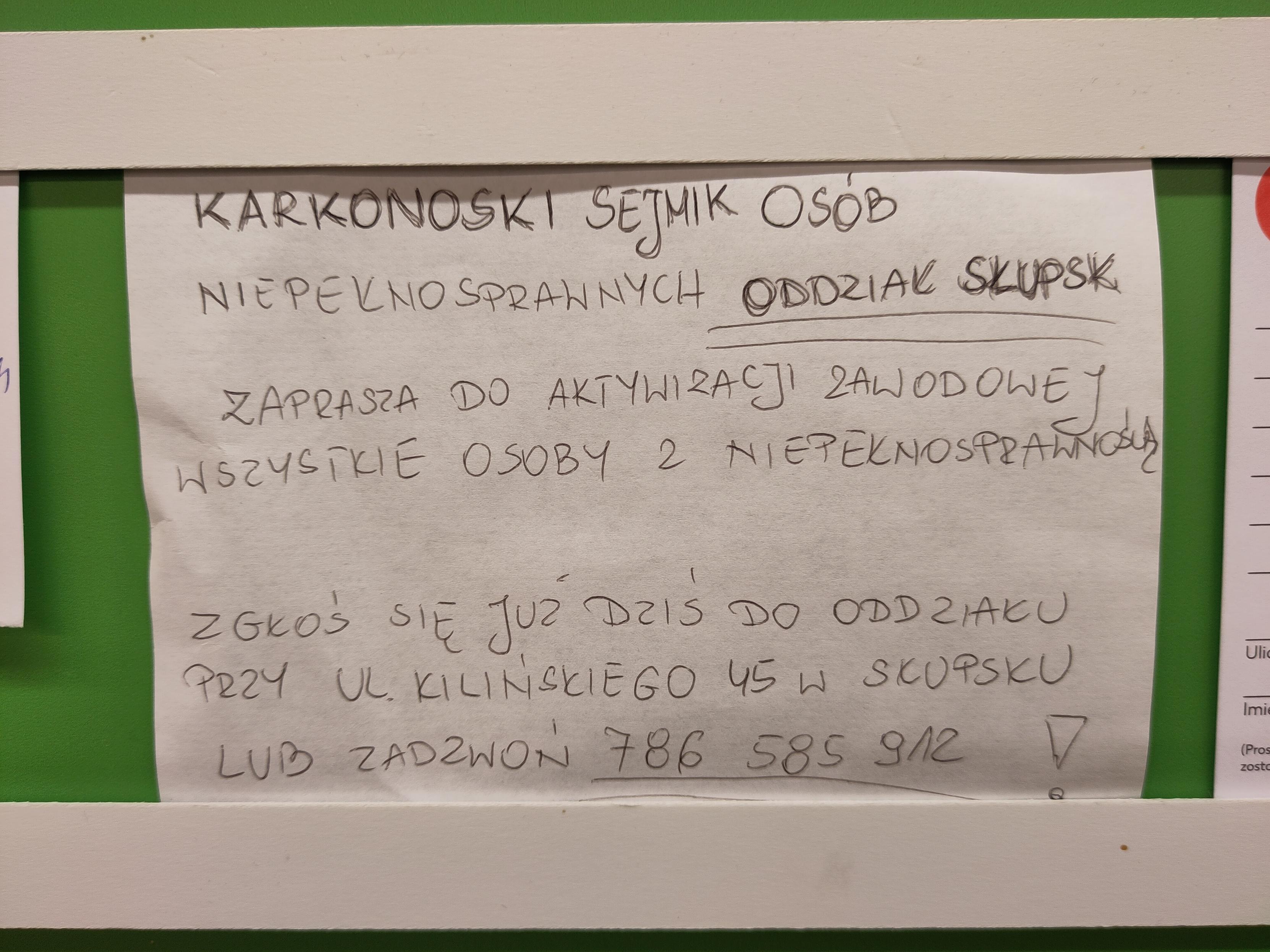 Kartka informująca o działalności Karkonoskiego Sejmiku Osób Niepełnosprawnych, oddział Słupsk. 